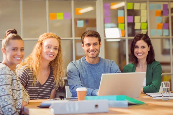 Groupe de jeunes collègues utilisant un ordinateur portable — Photo