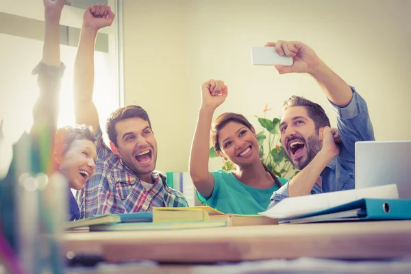 Grupp av kolleger tar en selfie — Stockfoto