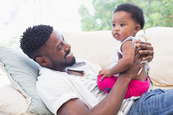 Gelukkig vader met babymeisje op Bank — Stockfoto