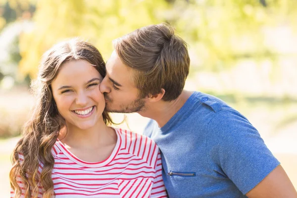 お似合いのカップルが公園でキス — ストック写真