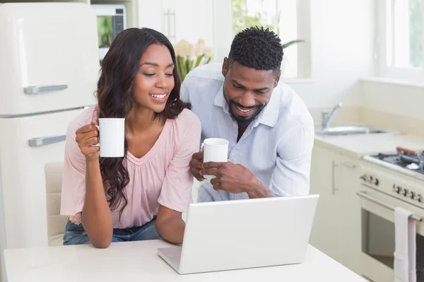 Pareja feliz usando el ordenador portátil juntos —  Fotos de Stock