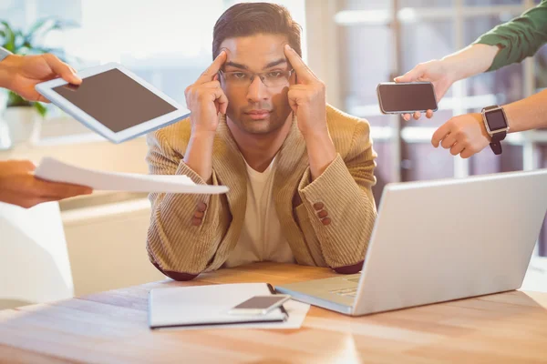 Homem rodeado de trabalho — Fotografia de Stock