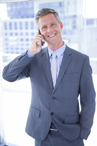Homme d'affaires ayant un appel téléphonique — Photo