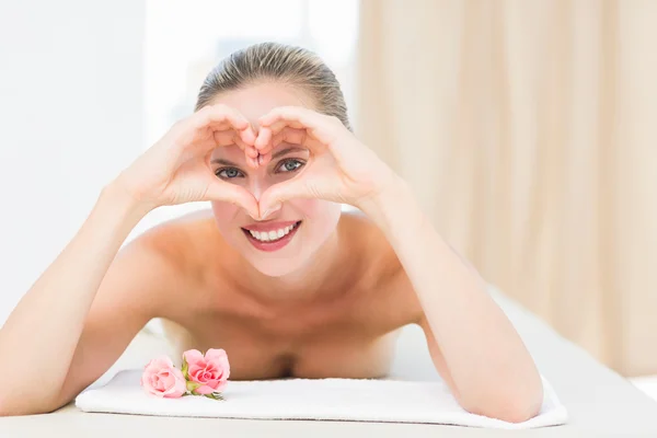 Tranquilla bionda sdraiata su un asciugamano sorridente alla macchina fotografica — Foto Stock