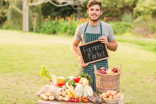 Gazda állt, az istállóban és a tárolás chalkboard — Stock Fotó