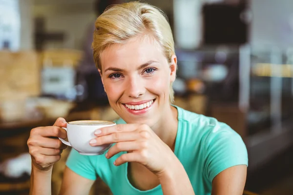 Hezká blondýnka hospodářství šálek kávy — Stock fotografie