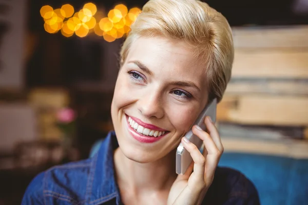 Leende vackra blonda på telefonen — Stockfoto