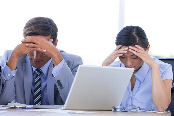 Empresários estressados no escritório — Fotografia de Stock