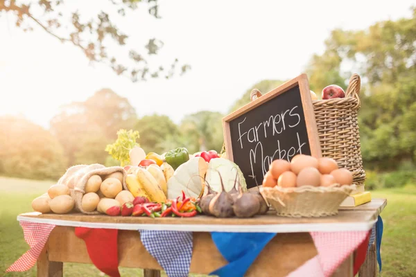 Tisch mit lokal angebautem Gemüse — Stockfoto