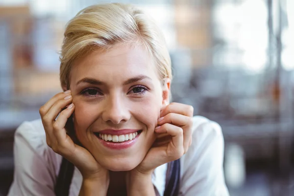 Garçonete feminina selfassured sorrindo — Fotografia de Stock