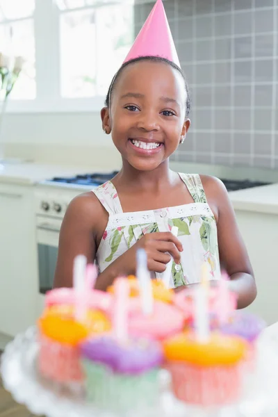 Menina feliz celebrando um aniversário — Fotografia de Stock