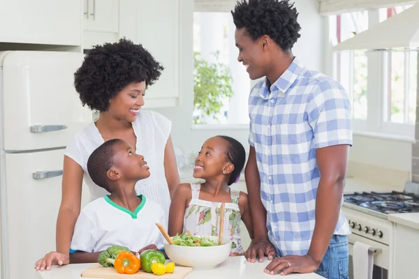 Familia feliz preparando verduras juntos —  Fotos de Stock