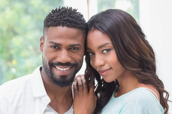 Couple heureux souriant à la caméra — Photo