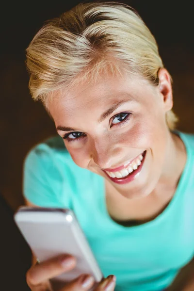 Blonde vrouw gebruikend haar smartphone — Stockfoto