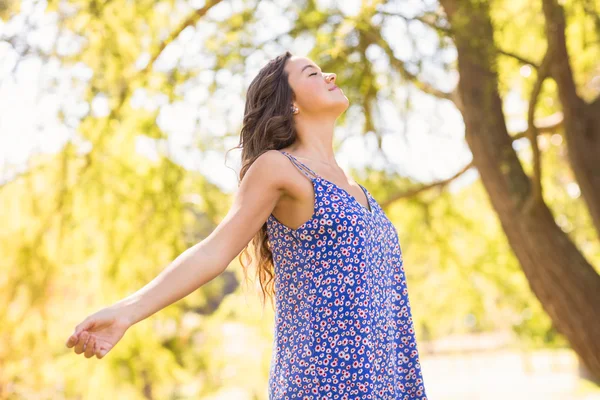 Hübsche Brünette fühlt sich frei im Park — Stockfoto