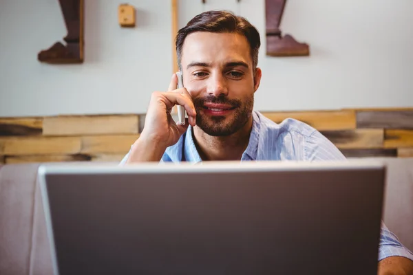 Smilende forretningsmann bruker sin bærbare datamaskin – stockfoto