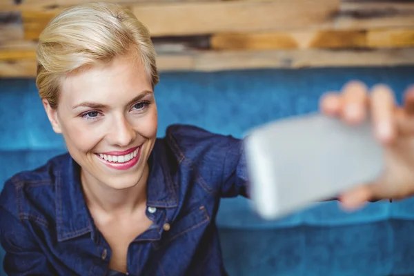 Sorridente bella bionda parlando un selfie — Foto Stock