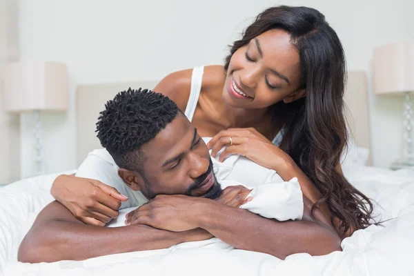 Pareja feliz en la cama juntos — Foto de Stock