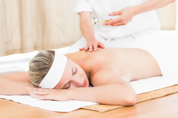 Linda loira desfrutando de uma massagem — Fotografia de Stock