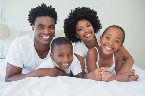 Famiglia felice sorridente alla macchina fotografica — Foto Stock