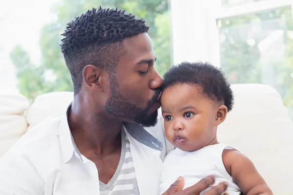 Gelukkig vader met babymeisje op Bank — Stockfoto