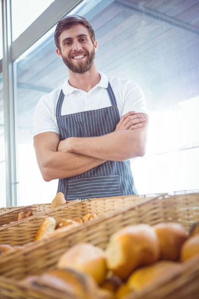 Operaio sorridente posa dietro il bancone — Foto Stock