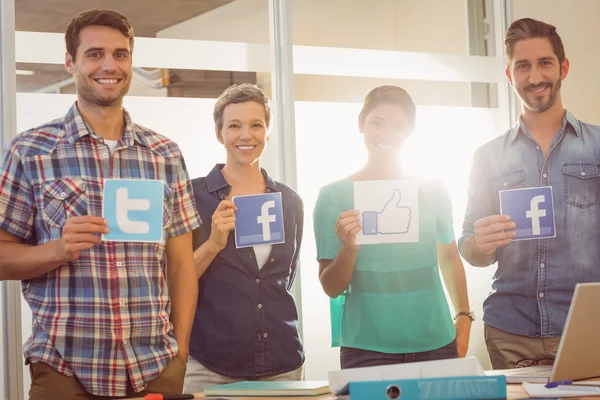 Kolegové drží ceduli ze slavných sociálních sítí — Stock fotografie