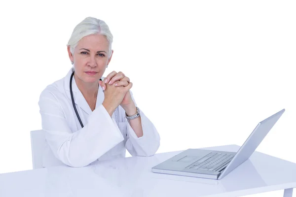 Lekarz pracuje na jej laptopie — Zdjęcie stockowe