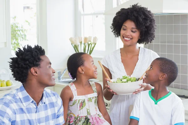 Familia feliz sentada a cenar juntos — Foto de Stock