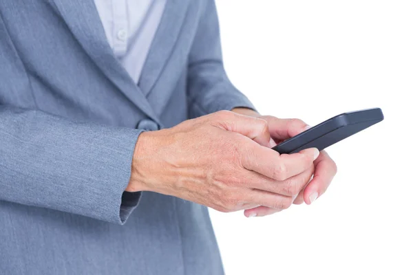 Zakenvrouw kijken naar haar smartphone — Stockfoto