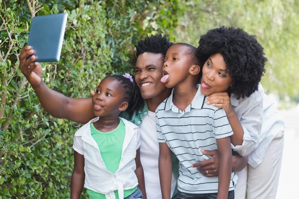 Famiglia felice guardando tablet pc — Foto Stock