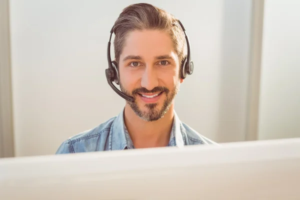 Callcenter-Mitarbeiter mit Headset — Stockfoto