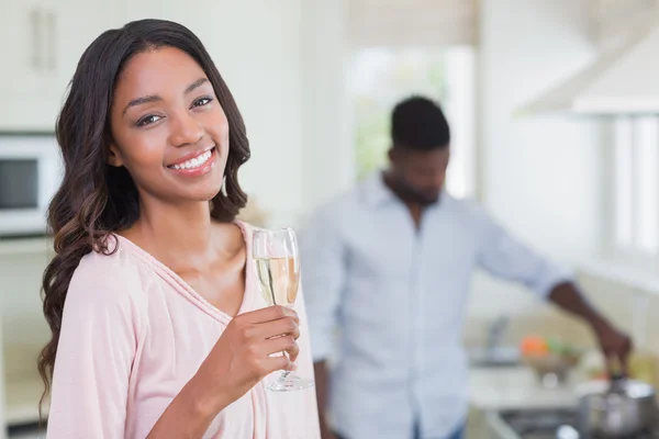 Mulher feliz tomando copo de champanhe — Fotografia de Stock