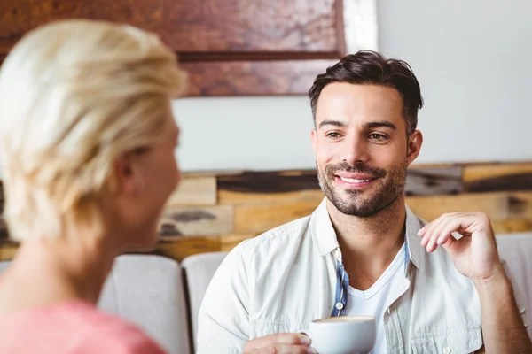 Coppia con tazza di caffè seduta sul divano — Foto Stock