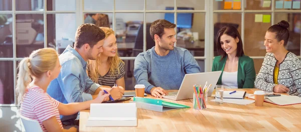 Gruppe junger Kollegen mit Laptop — Stockfoto