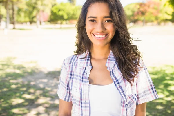 Morena bonita sorrindo para a câmera — Fotografia de Stock