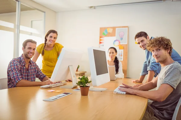 Lachende business team dat werkt op laptops — Stockfoto