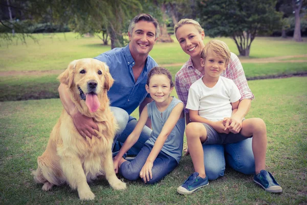 A fényképezőgép-val a kutya mosolyogva boldog család — Stock Fotó