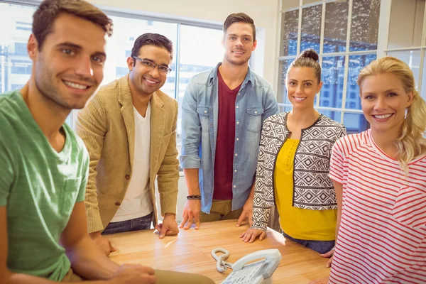 Des gens d'affaires heureux souriant à la caméra — Photo