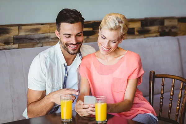 Paar nemen glas sap — Stockfoto