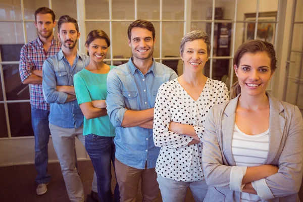 Business team creativo guardando la fotocamera — Foto Stock