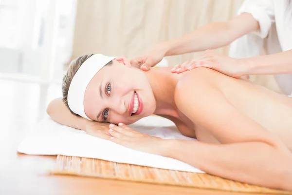 Loira desfrutando de uma massagem sorrindo — Fotografia de Stock