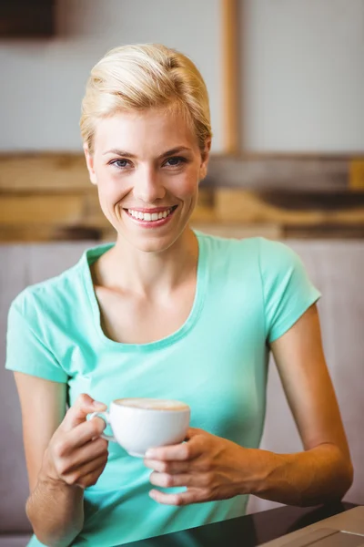 Hübsche Blondine hält Tasse Kaffee — Stockfoto