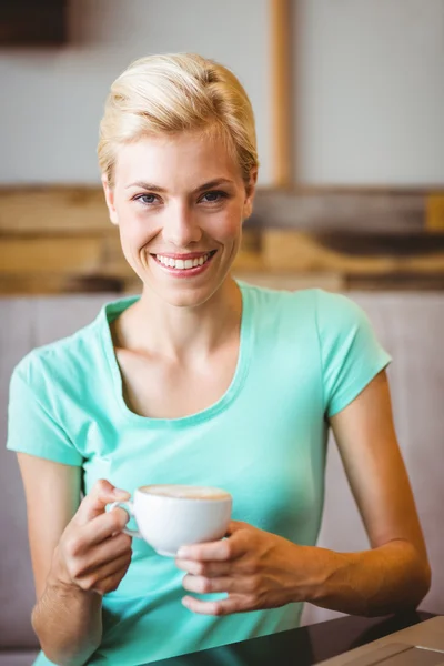 Bonita rubia sosteniendo una taza de café —  Fotos de Stock