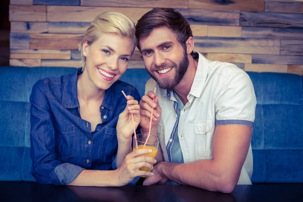 Par på date som deler et glass juice – stockfoto
