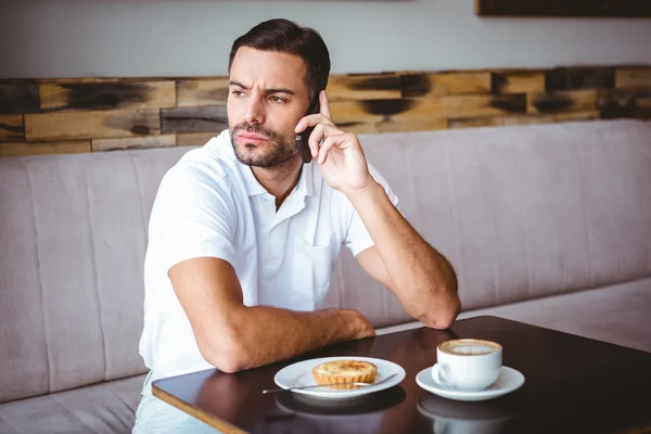 Ung man på telefon — Stockfoto