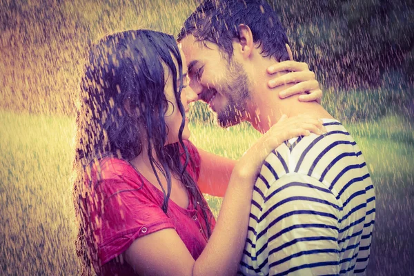 Bonito casal abraçando sob a chuva — Fotografia de Stock