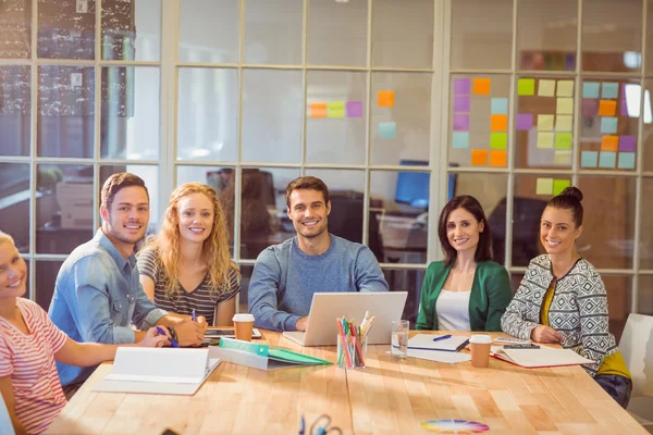 Groep van jonge collega's met behulp van laptop — Stockfoto