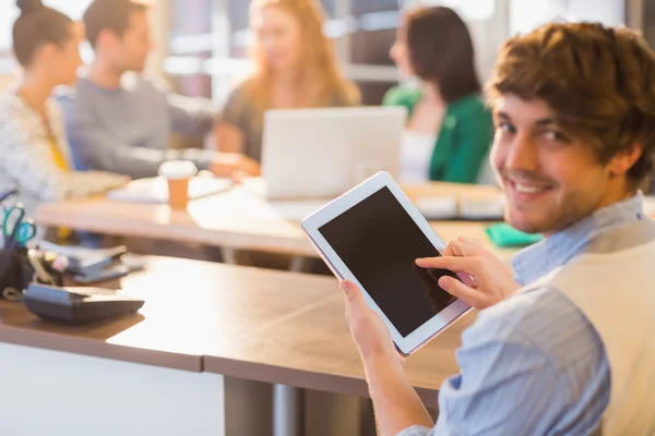 Lachende jongeman met behulp van digitale Tablet PC — Stockfoto