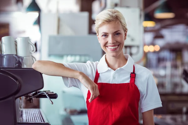 Bastante barista sonriendo a la cámara —  Fotos de Stock